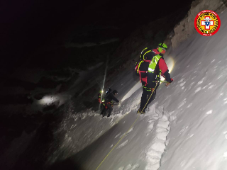 Escursionisti dispersi sul Gran Sasso, soccorritori bloccati in un rifugio per bufera di neve