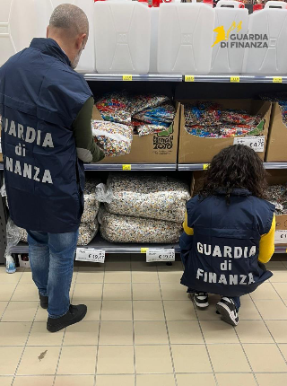 Teramo – Carnevale, sequestrati dalla Finanza 40mila articoli non sicuri