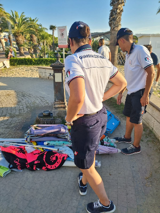 Blitz della Guardia Costiera a Tortoreto, rimossi  231 ombrelloni abusivi dalle spiagge libere