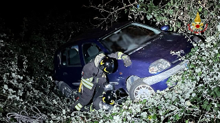 Offida - Auto finisce nella scarpata durante parcheggio