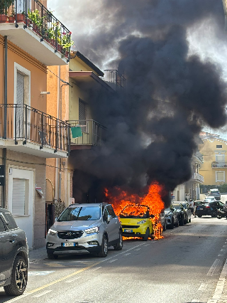 San Benedetto del Tronto - Auto in fiamme in via Buonarroti