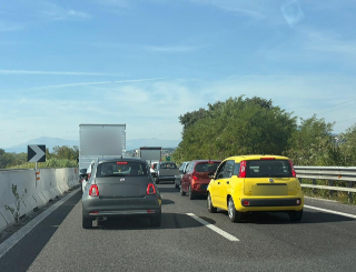 Ascoli - Lunghe code in superstrada per un mezzo in avaria