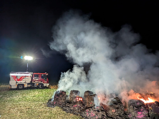 Campli - Incendio nella notte: in fiamme quaranta rotoballe di fieno