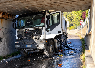 Martinsicuro - Camion incastrato nel sottopasso in via delle Messi, stop ai treni tra Giulianova e Porto d’Ascoli