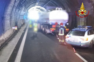 A14 - Maxi tamponamento in galleria, evitato nuovo inferno: un’autocisterna trasportava carburante