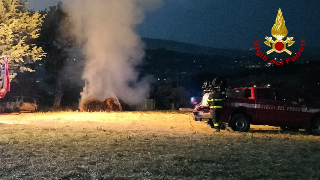 Notte di fuoco a San Severino Marche: in fiamme auto e 18 rotoballe