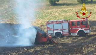 Fabriano - Imballatrice in fiamme, spento rogo dai vigili del fuoco