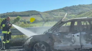Auto in fiamme sull’Ascoli-Mare, vigili del fuoco in azione