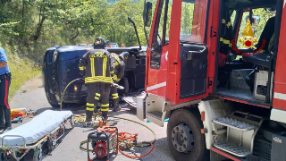 Acquasanta Terme - Auto si ribalta, due feriti estratti dalle lamiere