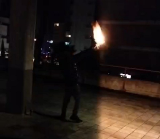 Ascoli Piceno - Video choc: giovane spara colpi in aria tra i palazzi, indagini in corso