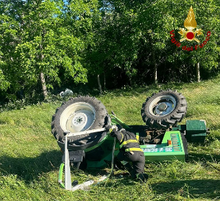Valle Castellana - Trattore si ribalta: 51enne trasportato in eliambulanza al Mazzini