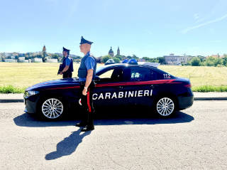 Furto su un’auto in sosta a Osimo, denunciata una donna