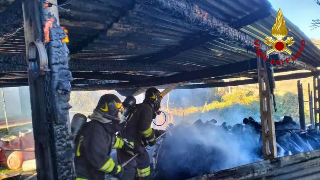 Legnaia a fuoco nel Piceno, vigili del fuoco spengono il rogo