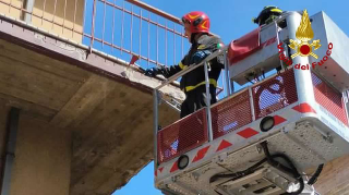 Grottammare - Cadono calcinacci, vigili del fuoco in azione