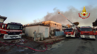 Incendio al capannone di Piediripa, cinque famiglie evacuate