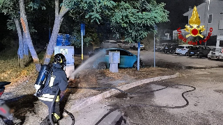Fano - Auto elettrica in fiamme: rogo spento dai vigili del fuoco