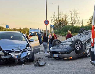 Scontro tra due auto: donna e due bambini in ospedale