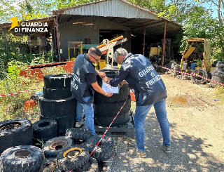 Jesi - Sequestrata area di 600 mq con 450 tonnellate di rifiuti: denunciato imprenditore