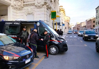 Finge un risarcimento per presunti danni alimentari: arrestato dai carabinieri a Falconara