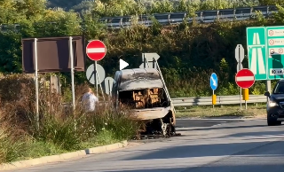 Ascoli - Mezzo Unitalsi a fuoco all’uscita di Monsampolo: disabili in salvo