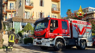 Incendio in una struttura ricettiva a Grottammare: evacuato il primo piano