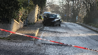 Ancona - Auto contro colonnina del gas a Torrette, due morti. Appello del Comune: "Non uscite di casa"