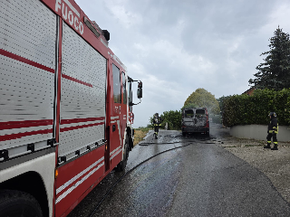 Teramo - Furgone in fiamme a Collatterato Alto: illesi gli occupanti