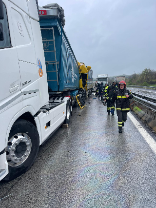 Scontro fra tir in A14, traffico paralizzato tra Roseto e Giulianova: camionista ferito