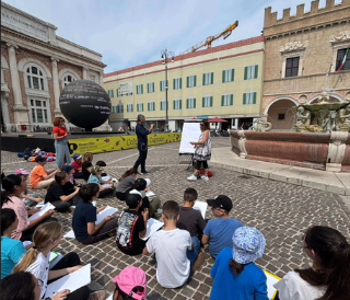 Pesaro - Duemila studenti per il "Viaggio d’istruzione 3.0" con l’illustratrice di Harry Potter