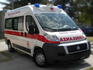 Ancona – Vola da tre metri da uno scafo in costruzione, gravissimo operaio