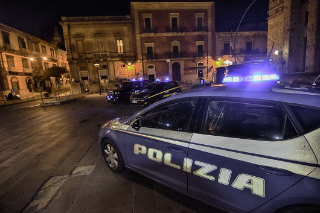 Ancona – Afferra per il collo vicino troppo rumoroso, condomini fermano la lite