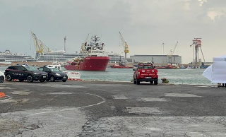 Ocean Viking al porto di Ancona: iniziate le operazioni di sbarco dei 196 migranti