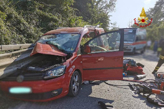 Pauroso incidente sulla Valdaso, auto trafitta dal guardrail: grave una donna