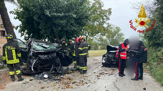 Pauroso incidente a Recanati: tre feriti estratti dalle lamiere