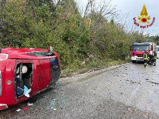 Ancarano - Giovane di 24 anni perde il controllo dell’auto e si ribalta sulla strada sottostante