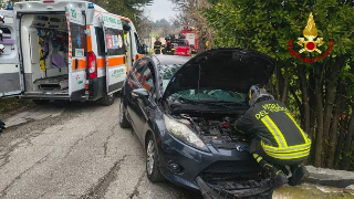 Jesi - Incidente in via Tabano, donna estratta dall’auto dai vigili del fuoco