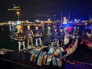 Ancona - Pesca illegale, la Finanza sequestra 700 chili di vongole