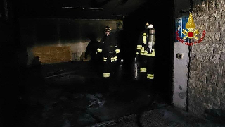 Incendio in un garage ad Acqualagna, in fiamme due auto: fumo anche nell’abitazione