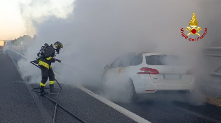 Fano - Auto in fiamme sull’A14, intervento dei vigili del fuoco