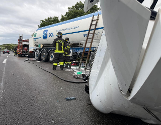 Incidente in A14 tra Silvi e Città Sant’Angelo: autocisterna urta il guardrail, autostrada chiusa
