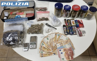 Senigallia - Bazar di droghe in auto e in casa, due 30enni arrestati