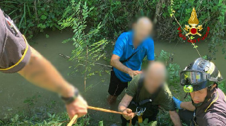 Pesaro - Anziano scivola nel fosso mentre raccoglie funghi