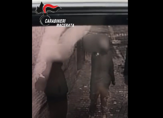 Spara a una finestra in pieno centro a San Severino Marche, arrestato 33enne