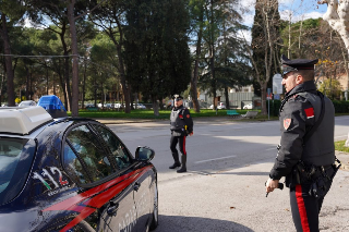 Jesi - Controlli antidroga dei carabinieri: sequestrati hashish, cocaina e materiale per il confezionamento