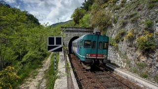 Frana dalla montagna, deraglia treno sulla Ferrovia del Liri