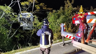 Osimo - Auto vola nella scarpata: ferito estratto dalle lamiere