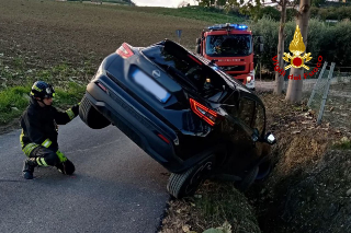 Capodarco - Auto in bilico nel fossato, intervento dei vigili del fuoco