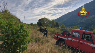 Caldarola - Incendio boschivo a Valcimarra: vigili del fuoco al lavoro