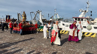 A San Benedetto del Tronto processione con la statua del Santo Patrono che arriva dal mare