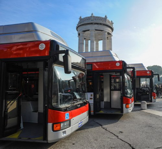 Ancona – Spinge controllore e lo fa cadere fuori dal bus: aggressione ripresa da bodycam